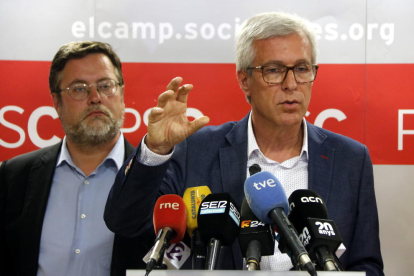 El cabeza de lista del PSC a la alcaldía de Tarragona, Josep Fèlix Ballesteros, gesticulando en rueda de prensa el 28 de mayo.