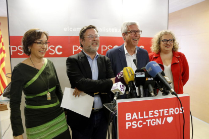 El candidato del PSC a la alcaldía de Tarragona, Josep Fèlix Ballesteros, sonriendo antes de empezar una rueda de prensa acompañado de Begoña Floria, Santi Castellà y Sandra Ramos.
