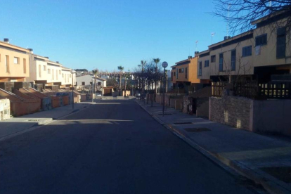 La calle de los Catúfols, con los inmuebles ocupados, cortada esta semana por el Ayuntamiento.