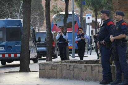 Agentes de los Mossos d'Esquadra en torno al Hotel Sofía, donde estaban los jugadores del FC Barcelona y el Real Madrid antes de ser trasladados al Camp Nou para jugar el clásico