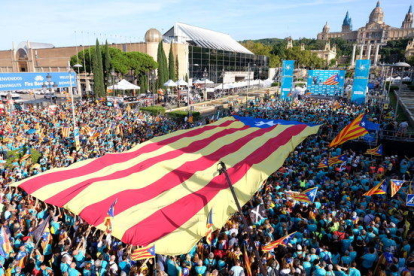 Acto final de la manifestación de la Diada en Plaça d'Espanya organizado por la ANC con una estelada gigante desplegada.