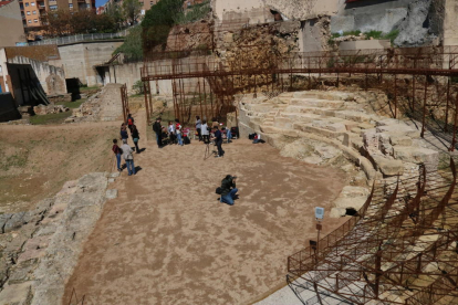 Imagen del teatro romano de Tarragona, después de finalizar la primera fase de museización del monumento, con la instalación de una estructura de hierro que reproduce las graderías.