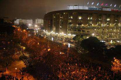 Imatge de l'exterior del Camp Nou a Travessera de les Corts minuts abans que comenci el Clàssic