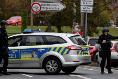 La policia vigila l'escena del tiroteig a Halle.