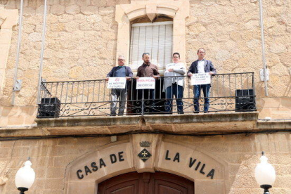 L'alcalde de Riba-roja d'Ebre, Antonio Suarez, i de regidors municipals en la protesta per defensar el projecte de l'abocador.