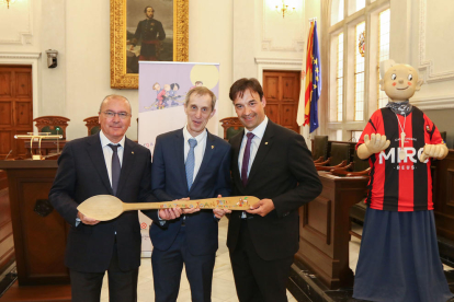 El secretario de Estado de Deportes del Gobierno de Andorra hizo el traspaso de la cuchara de madera.
