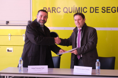 Imatge del moment en què s'ha signat l'acord entre Repsol i el Parc Químic de Seguretat.