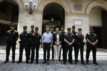 La alcaldesa de Valls, Dolors Farré, ha dado la bienvenida a los nuevos agentes, en un acto en lo que también han participado el concejal de Seguridad Ciudadana y Protección Civil, Enric Garcia, y el subinspector de la Policía, Carles Serra.