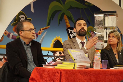 Francesc Domènech, Roger Torrent i Noemí Llauradó a la presentació del llibre de Raül Romeva.