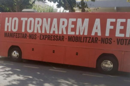 Imatge presa pel PP del bus d'Òmnium Cultural aparcat a la Via Roma de Salou.
