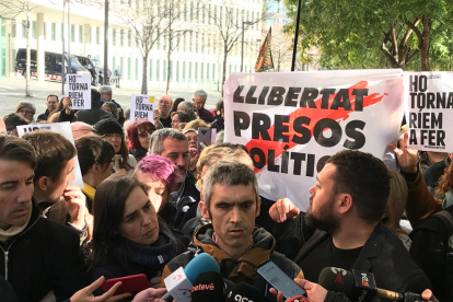 Roger Español, atenent els mitjans després de declarar a la Ciutat de la Justícia.