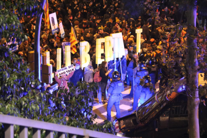 Manifestants aguanten lletres de grans dimensions que formen la paraula llibertat a l'entorn del Camp Nou en el marc del clàssic del Barça contra el Madrid el 18 de desembre del 2019.