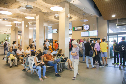 Els usuaris s'han anat acumulant a l'estació de Tarragona a causa del tall de subministrament.