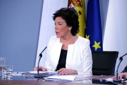 La portaveu del govern espanyol i ministra d'Educació, Isabel Celaá, a la roda de premsa posterior al Consell de Ministres d'aquest 15 de febrer.