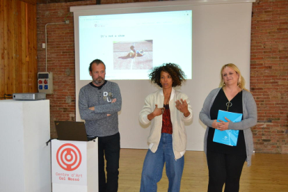 Imagen de la presentación de la nueva etapa de Cal Massó, con Ferran Benach, Ivelice Brown y Montserrat Caelles