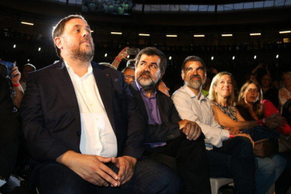 Imatge d'arxiu de Junqueras amb Jordi Sànchez, Jordi Cuixart i Neus Lloveras a l'acte unitari d'inici de campanya pel referèndum.