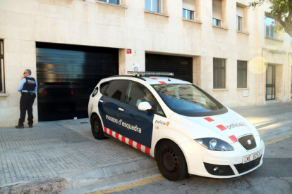 El vehículo de Mossos de Esquadra que custodiaba a los padres del bebé de un mes ingresado en el Hospital Joan XXIII de Tarragona, en su llegada a la Audiencia, donde han pasado a disposición judicial.