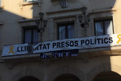 Imagen de dos pancarta roturas en la fachada del Ayuntamiento de Amposta.