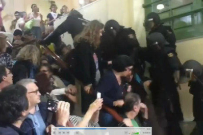 Imagen de la actuación policial en la escalera del Institut Pau Claris de Barcelona, proyectada en el Tribunal Supremo a petición de la defensa de Oriol Junqueras y Raül Romeva.
