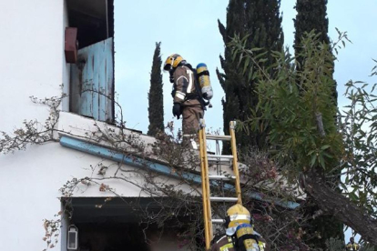 Imagen de los Bomberos trabajando en el incendio de una vivienda en Poblemar, en la Pobla de Montornès.