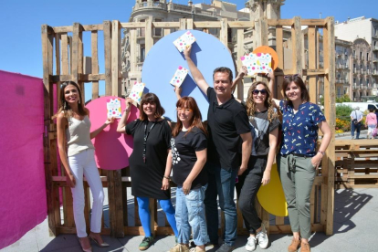 La regidora de Turisme en funcions, Inma Rodríguez; la directora del Festival, Núria Serrano, i Eva Jolis, Pere Socias, Rosa Rovira i Laia Marín, membres de l'equip del Festival Minipop.