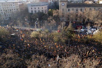 Imagen captada en altura de la manifestación con el lema '¡La autodeterminación no es delito!' en Barcelona.