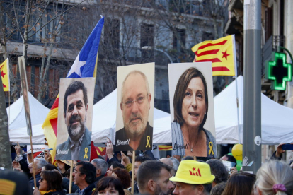 Los carteles con las caras de Carme Forcadell, Lluís Puig y Jordi Sànchez durante la manifestación independentista en la Gran Vía.