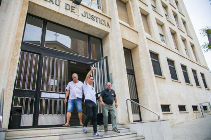 Los acusados, Òscar Cid y Manolo Cabrera, saliendo de los juzgados después del juicio.