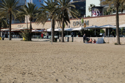 La playa del somorrostro de Barcelona con la discoteca Opium en el fondo.
