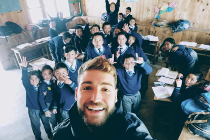 Marco Maestro, junto con sus alumnos en Nepal.