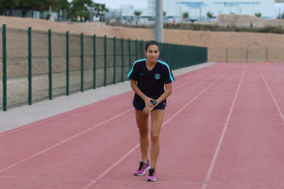 Marta Galimany, a la pista d'atletisme de Valls, on s'exercita per poder estar al cent per cent.