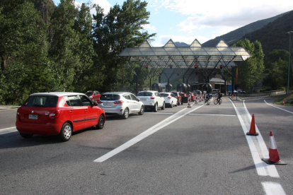 Diversos vehicles aturats just davant de la frontera del riu Runer entre Catalunya i Andorra.