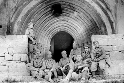 Els soldats de la Divisió Littorio a les portes del Convent de la Mare de Déu dels Àngels d'Horta de Sant Joan.