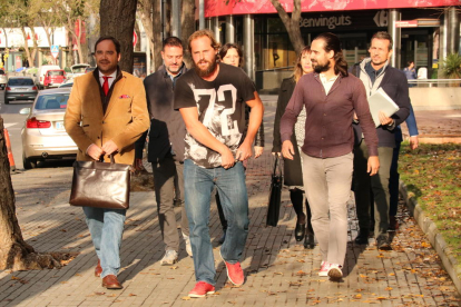 Imagen de los tres vecinos de Mont-roig, acompañados por letrados del colectivo de abogados voluntarios 1 de octubre, llegando a los juzgados de Reus, donde han sido citados a declarar.