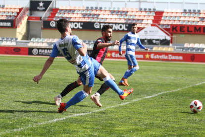 Adri Arjona, disputant un enfrontament amb el filial del Reus aquesta temporada.