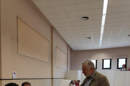 Antoni López votant el passat diumenge al seu col·legi electoral del Catllar.