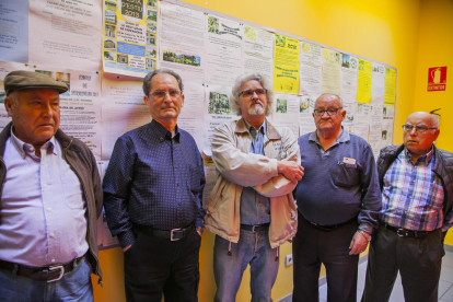 D'esq. a dreta: Quirós, Berzosa, Caamaño, Soria i Hornero, a la Llar de Jubilats de Bonavista.