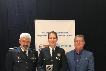 El agente Cristina Barot recogió el premio en nombre del equipo de educación vial de la Policía Local.