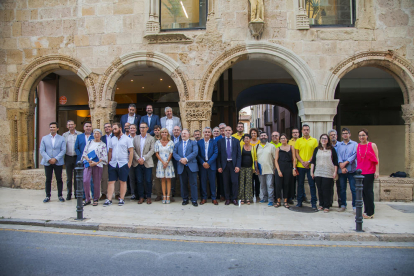 Foto de família dels consellers del Consell Comarcal del Tarragonès a les portes de la seu.