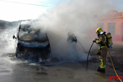 Un bombero extinguiendo el fuego del vehículo.