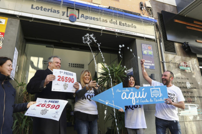 Nuria Montero, Reme Paredes i David Mahiques (amb samarreta blanca) celebren que el número 26590, que «no era fix nostre», hagi portat l'alegria a El Cachirulo i a diferents punts de la demarcació.