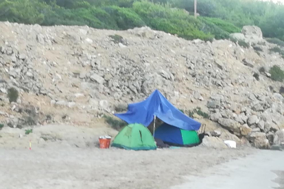 Un parell de tendes instal·lades a la platja Savinosa en una imatge presa fa dues setmanes.