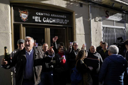 Imagen de algunos miembros de la asociación reusense Centro Aragonés Cachirulo celebrando el premio.