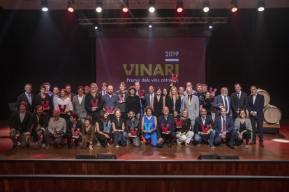 Foto de família dels guardonats de l'edició del 2019 dels Premis Vinari, celebrada a Vilafranca del Penedès.