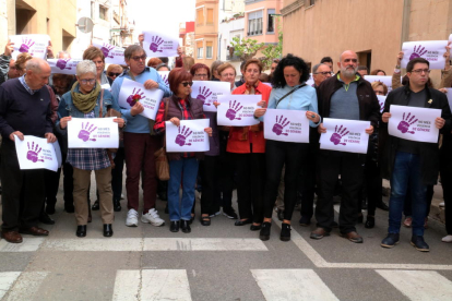 Alguns dels veïns que han participat als cinc minuts de silenci a les portes de l'Ajuntament d'Ulldecona.
