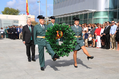 Agentes de la Guardia Civil de Tarragona y autoridades en la ofrenda floral en el acto institucional de la festividad del Pilar.