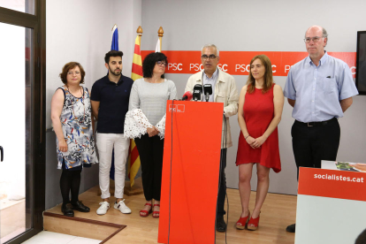 El candidato socialista, Andreu Martín, con los otros 5 concejales del próximo mandato, en la sede del PSC.