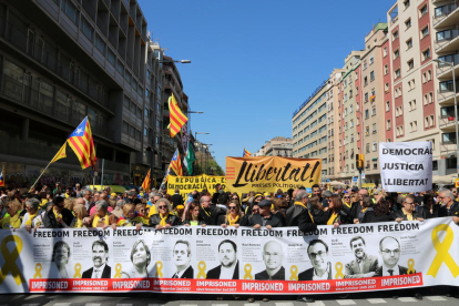 Pla general d'una de les pancartes exhibides a la manifestació de Democràcia i Convivència del 15 d'abril de 2018.