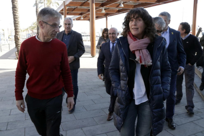 La consellera de Agricultura, Teresa Jordà, conversando con el presidente de la Confraria de Pescadors de Tarragona, Esteve Ortiz.