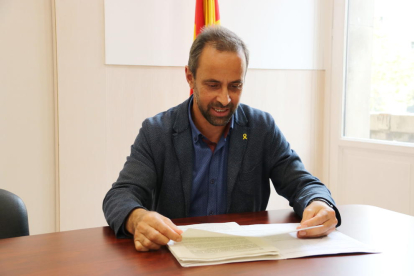 El director gerente de Prodeca, Ramon Sentmartí, mira documentación sobre las exportaciones.